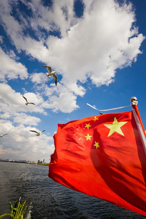佘诗曼晒出十年素颜自拍照引发热议，娱乐圈的冻龄女神有哪些呢？